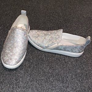 DOLCE VITA SILVER METALIC SNEAKERS SIZE 6